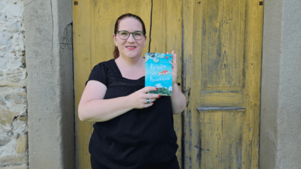 Edith Gould mit ihrem Debütroman "Karpfen im Froschteich"