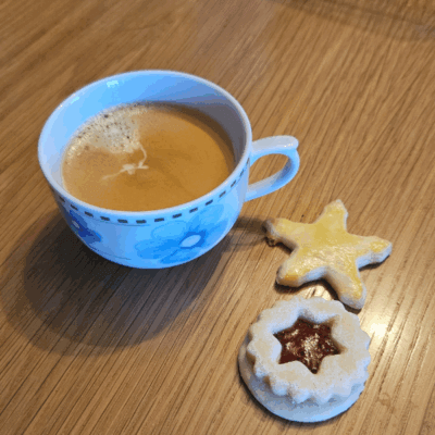 Kaffee und Weihnachtskekse