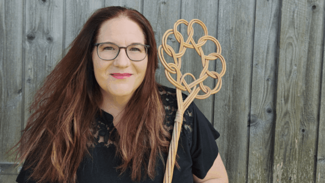 Autorin mit Teppichklopfer