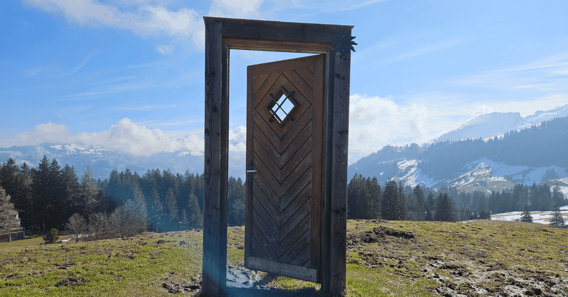 Tür unter freiem Himmel