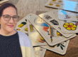 Autorin mit Spielkarten