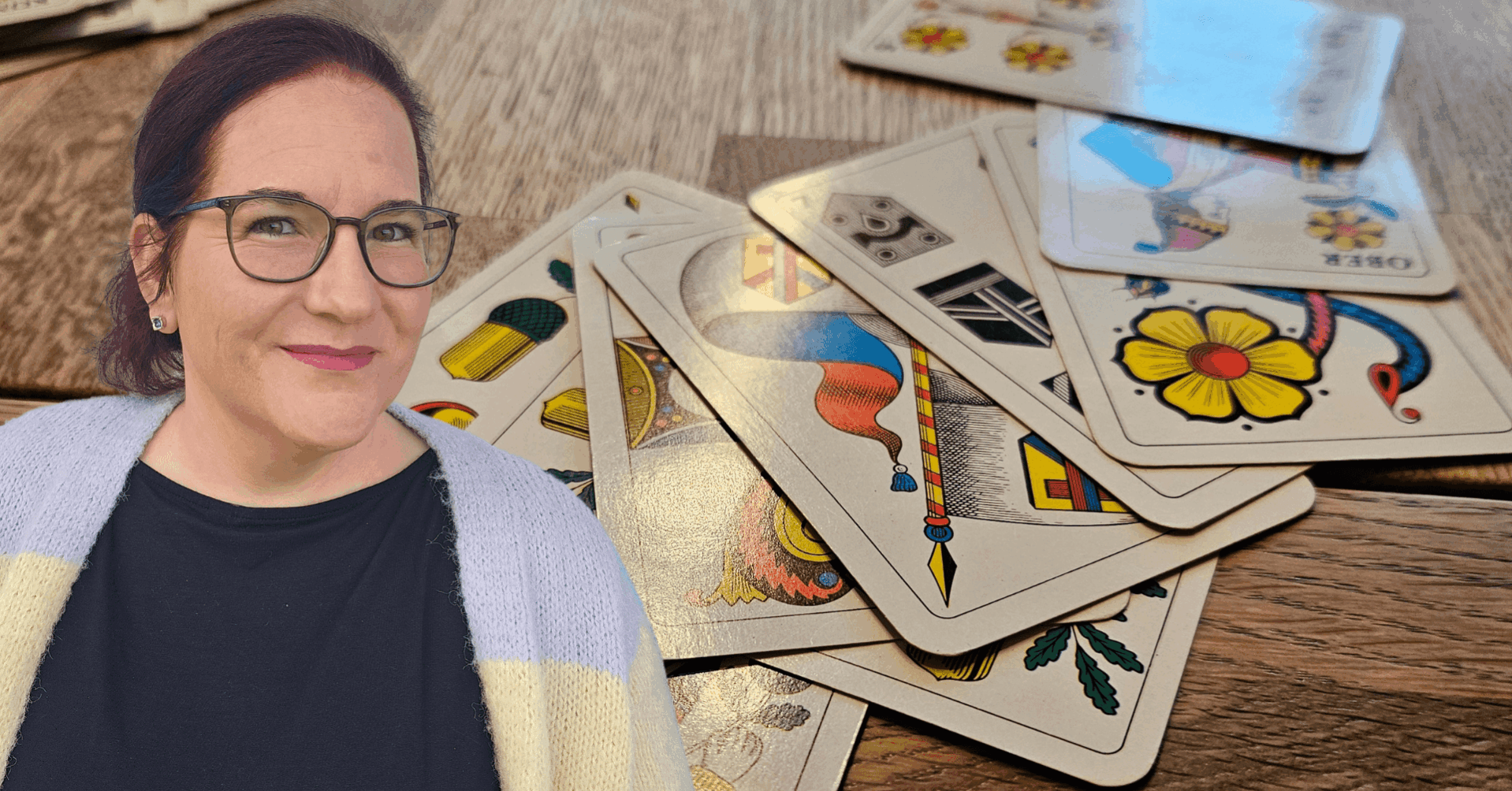 Autorin mit Spielkarten