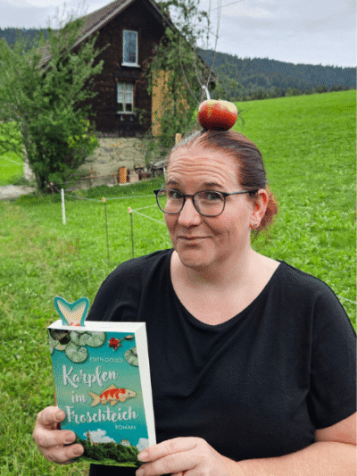 Edith Gould vor der Wöschhütte